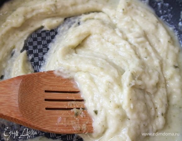  Затем еще несколько ложек, и еще немного, перемешивать. 
