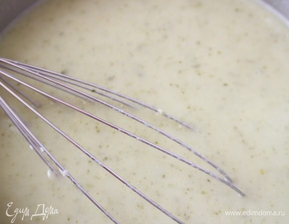 Ру с небольшой жидкой составляющей добавить в кастрюлю с супом, который стоит на минимальном огне, перемешивать  венчиком (минуты 2–3 ). Не допускать кипения супа, выключить газ.
