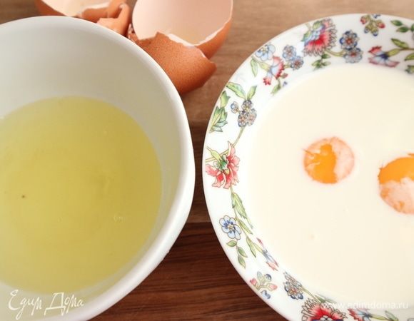 Приготовить льезон. Отделить желтки от белков. Белки не понадобятся. В сливки добавить желтки. Обычное молоко вместо сливок лучше не использовать, иначе готовое блюдо не будет иметь выраженного сливочного вкуса. Однако вместо сливок 20% жирности в данном варианте можно взять сливки 10–15 % жирности, как как у супа уже есть жирная основа (добавлено сливочное масло). 