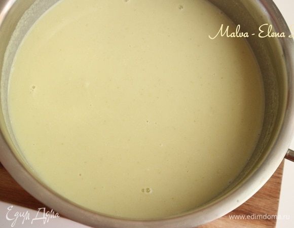 Поставить кастрюлю с супом на огонь, довести до кипения, помешивая, огонь убавить до минимального. Аккуратно постепенно, помешивая, влить льезон. Суп при этом должен быть горячим, но не должен кипеть. Через минуту-другую выключить газ. Даже после выключения огня суп следует немного перемешать. Велюте готов. Он должен получиться не слишком жидким и не слишком густым. 