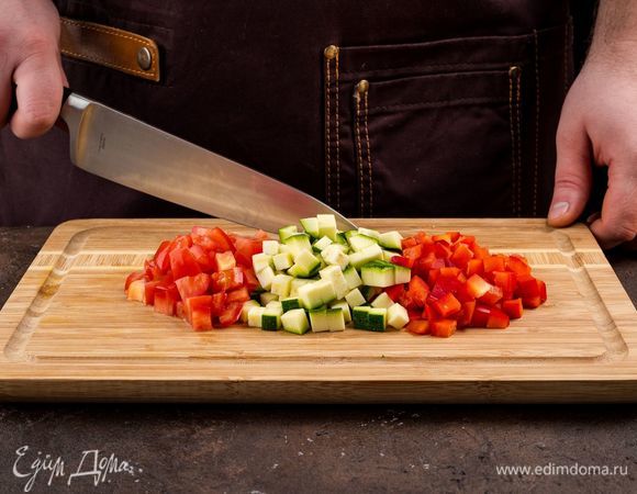 Цукини, болгарский перец, помидоры также нарежьте. Добавьте в сотейник вместе с сельдереем и тушите на медленном огне еще 15 минут.