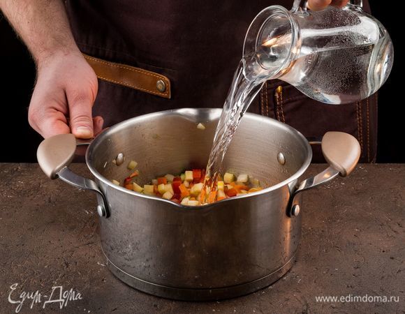 Затем овощи поместите в кастрюлю, залейте водой и томите 5 минут.