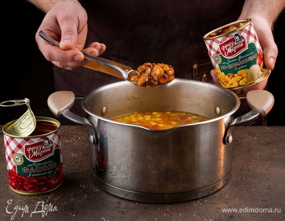 Добавьте белую консервированную фасоль с грибами ТМ «Фрау Марта» и красную консервированную фасоль ТМ «Фрау Марта», проварите еще 2 минуты.