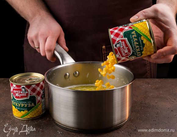 С консервированной сахарной кукурузы ТМ «Фрау Марта» слейте жидкость, добавьте кукурузу в бульон. Готовьте еще 5 минут.