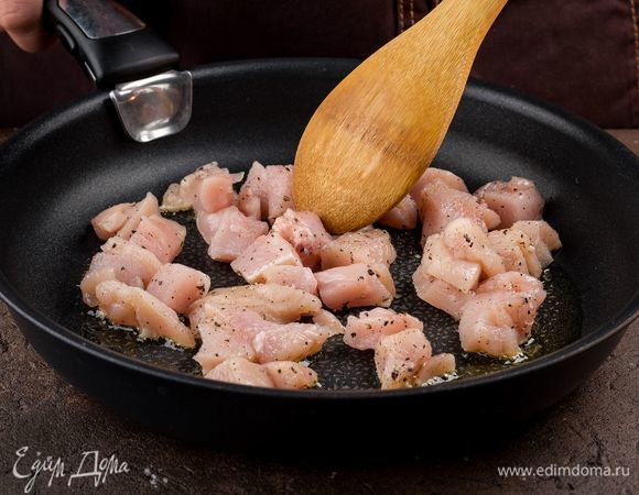Куриное филе нарежьте небольшими кусочками и обжарьте на растительном масле. Посолите по вкусу.