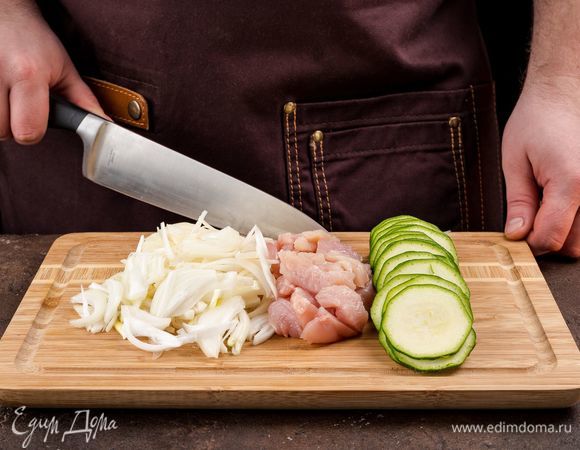 Лук почистите, нарежьте. Также нарежьте куриное филе и цукини.