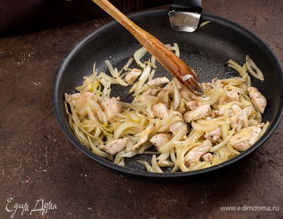 Слегка обжарьте лук и курицу на оливковом масле в течение 10 минут (пока лук не станет мягким и прозрачным).