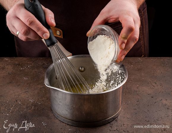 Сливочное масло растопите на среднем огне, добавьте муку и готовьте, помешивая, в течение 30 секунд.