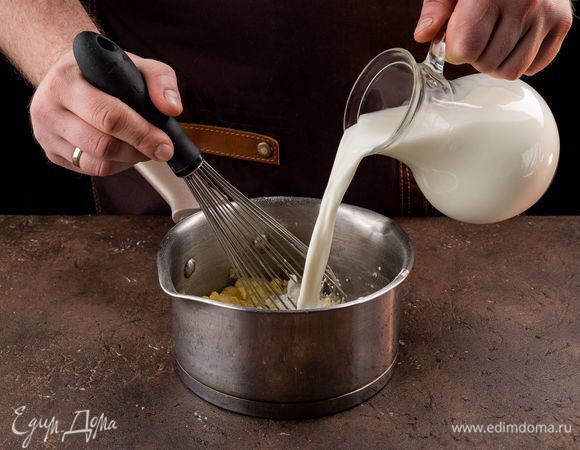 Затем влейте молоко и перемешайте до однородности. Варите, постоянно помешивая, пока масса не загустеет и не станет гладкой (на это уйдет примерно 5 минут).