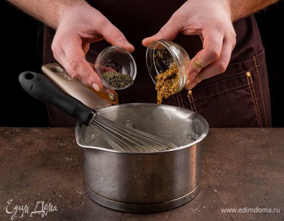 Добавьте в заливку тимьян по вкусу и горчицу. Перемешайте.