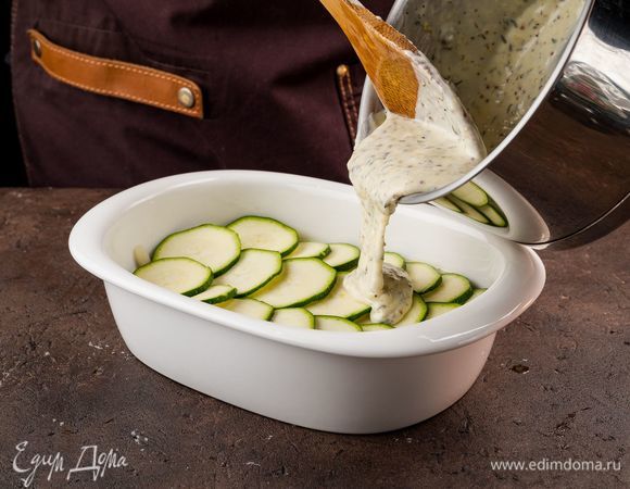 Куриное филе посолите и поперчите. Разложите цукини на курицу тонким слоем, полейте сверху оставшейся заливкой.
