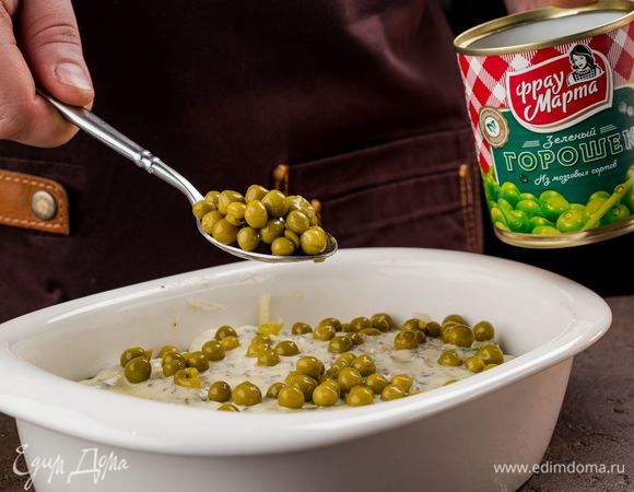 С консервированного горошка ТМ «Фрау Марта» слейте жидкость, выложите горошек на курицу.