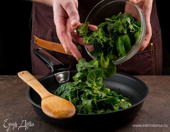 Измельчите зеленый лук и быстро обжарьте на оливковом масле. Добавьте шпинат. Все хорошо перемешайте.