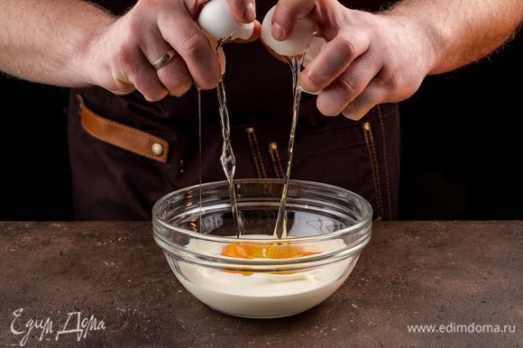 Взбейте яйца со сливками. Добавьте специи по вкусу.
