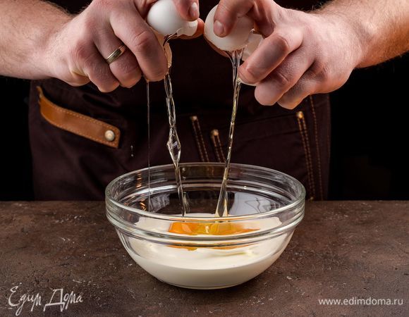 Взбейте яйца со сливками. Добавьте специи по вкусу.
