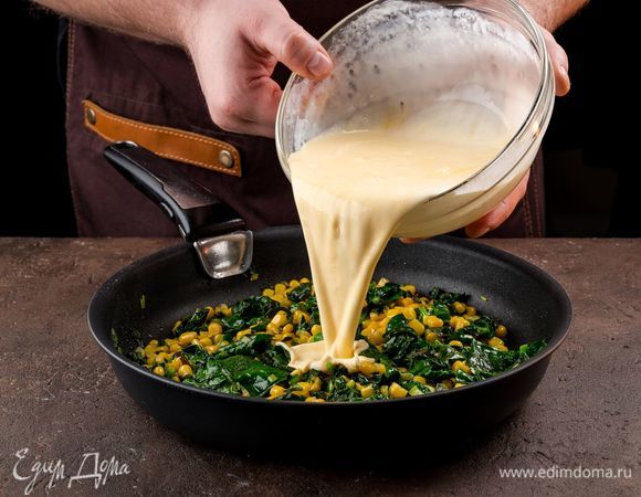 Верните сковородку с овощами на огонь и залейте яично-сливочной смесью.