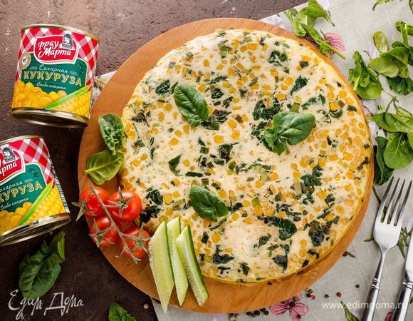 Как только фриттата схватится по бокам, снимите сковородку с огня. Поместите сковороду или форму с фриттатой в разогретую до 180°С духовку на 7–10 минут.
Готовое блюдо подавайте к столу горячим, дополните свежими овощами. Приятного аппетита!