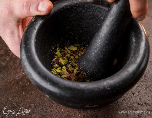 Фисташки измельчите в ступке.
