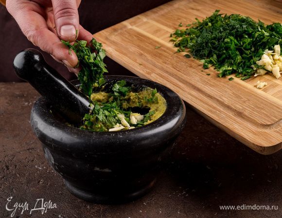 Затем посолите, добавьте перец, зелень, по необходимости еще оливковое масло, еще раз пюрируйте.