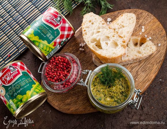 Выложите соус в пиалу и сбрызните оливковым маслом. Подавайте соус на тостах. Приятного аппетита!