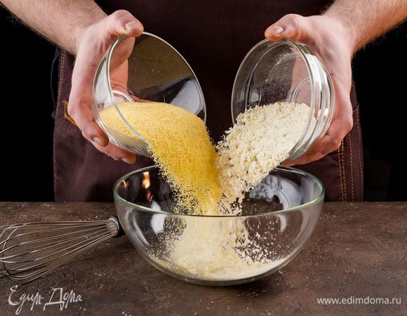 Поленту перемешайте с мукой.