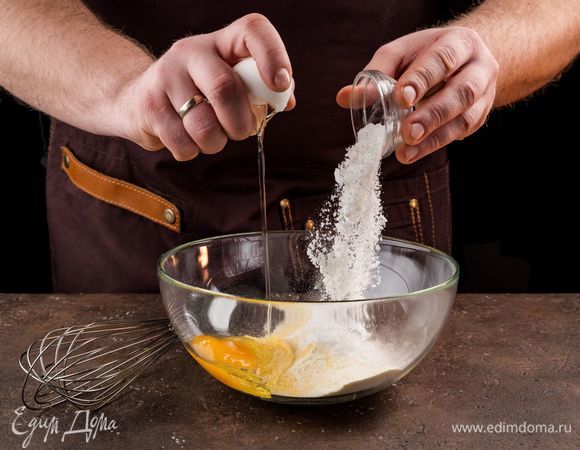 Добавьте яйцо, разрыхлитель, посолите, поперчите.