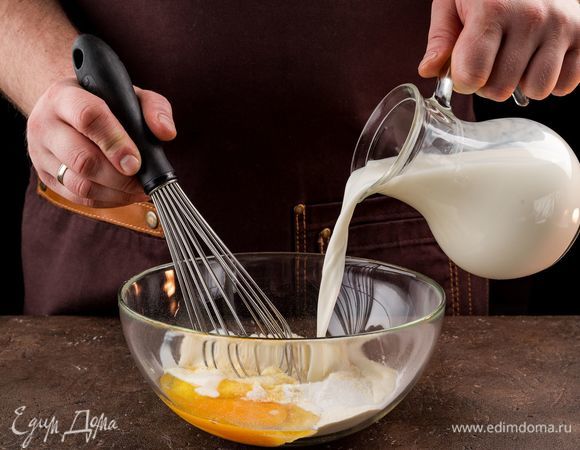 Постоянно помешивая, влейте молоко — тесто должно получиться, как на оладьи.