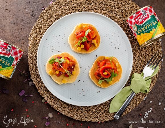 Подавайте оладушки к столу теплыми, сервируйте их запеченным перцем и свежей зеленью. Приятного аппетита!