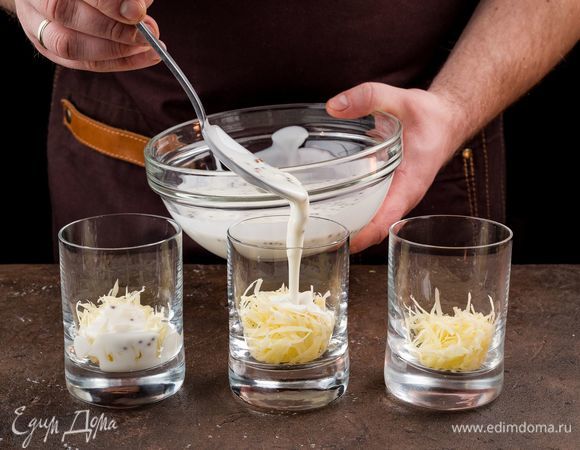 Сыр выложите первым слоем в порционный стакан для верринов. Далее добавьте 1 ст. л. заправки.