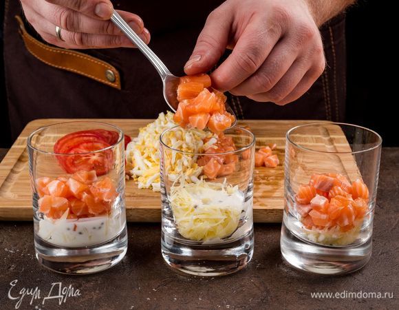 Слабосоленую форель выложите следующим слоем.