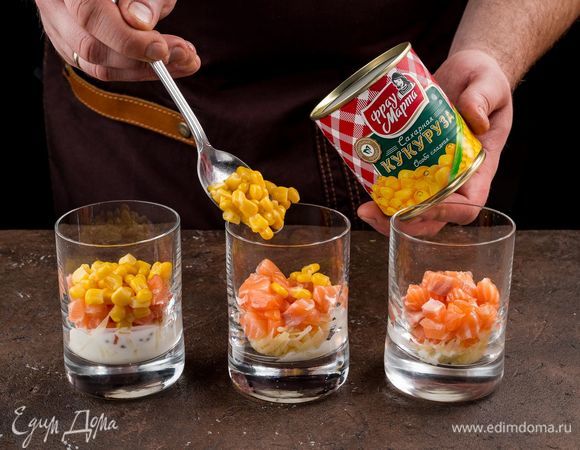 Далее идет слой сахарной консервированной кукурузы ТМ «Фрау Марта». Добавьте немного заправки.