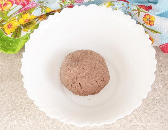 Далее добавить еще воды столько, сколько потребуется для консистенции не очень тугого эластичного теста, не липнущего к рукам или липнущего совсем незначительно. 