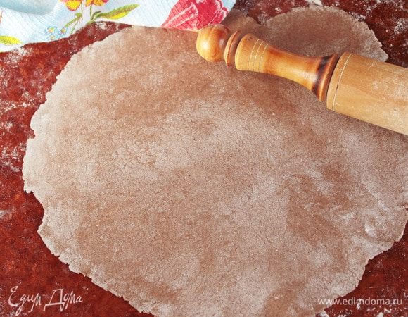 Припылить поверхность, на которой будет раскатываться тесто, пшеничной мукой. Раскатать тесто в тонкий пласт, как на лаваш. Ножом нарезать квадратики стороной 2 х 2 см. Можно, конечно, фигурной вырубкой, но не очень крупной.