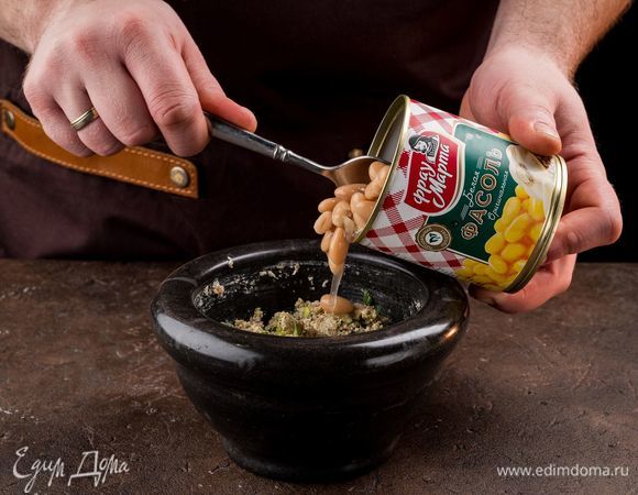 Добавьте фасоль, приправьте красным острым перцем по вкусу и еще раз растолките все до однородной пасты. Влейте немного жидкости из фасоли, если смесь слишком густая.