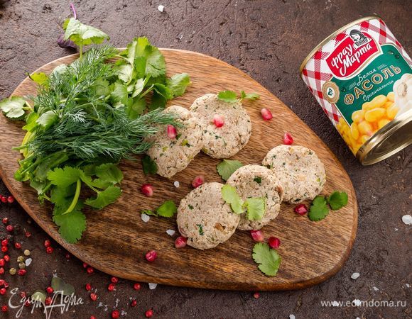 Очистите гранат, выньте зерна, удалите пленки. Посыпьте пхали гранатовыми зернами и кинзой и подавайте сразу к столу. Приятного аппетита!