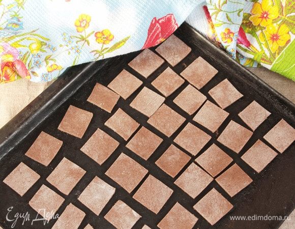 Выложить заготовки «подушечек» на противень и выпекать 10–20 минут в предварительно разогретой духовке до 180–190°C. У меня духовка своеобразная, поэтому ориентируйтесь, пожалуйста, по своей духовке. 