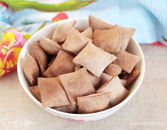 При постукивании кончиком пальца по печенью, если оно готово, то будет характерный звук твердеющей поверхности. Печенье станет еще чуть тверже при остывании. «Подушечки» полностью остудить и можно снимать пробу.