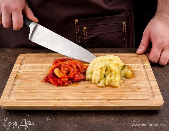 Запеките в духовке болгарский перец и цукини. С перца снимите кожицу. Нарежьте перец и цукини полосками.