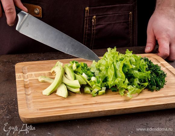 Салатные листы, лук, зелень, авокадо нарежьте.