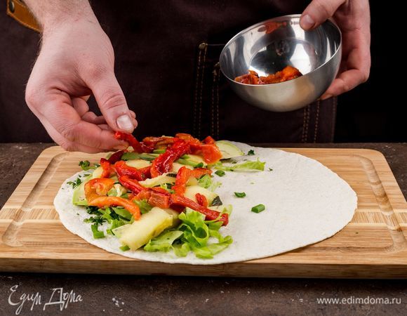 Сверху — полоски запеченного перца и цукини. Добавьте специи по вкусу.