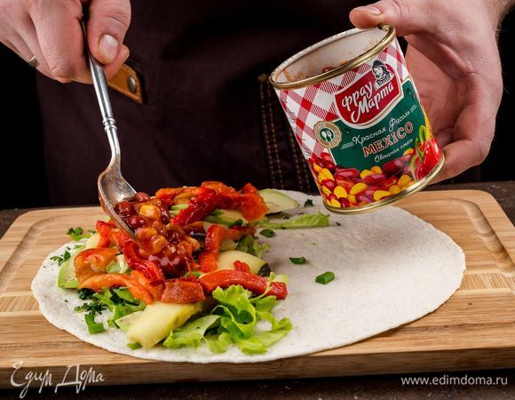 Сверху положите красную фасоль овощная смесь в томатном соусе MEXICO ТМ «Фрау Марта».