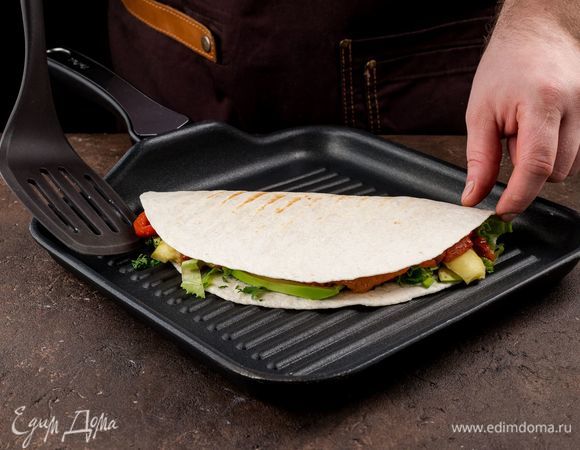 Аккуратно заверните лепешку и обжарьте на сковороде-гриль с обеих сторон.