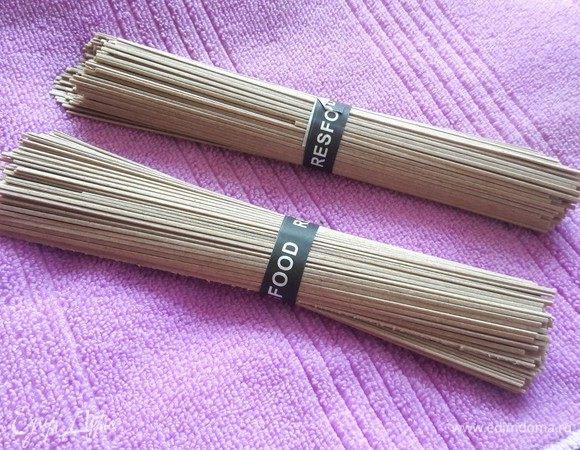 Поставить варить лапшу согласно рецепту на упаковке.