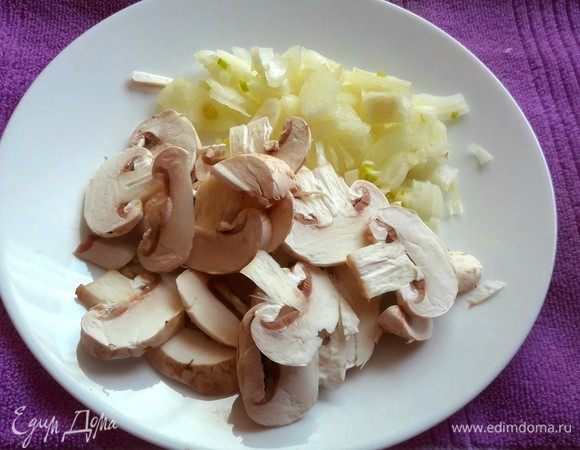Шампиньоны нарезать вместе с луком и обжарить на оливковое масле.
