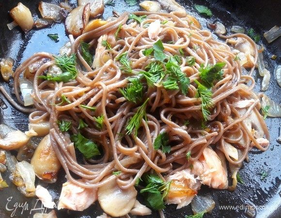 Когда лапша будет готова, откидываем ее на друшлак и добавляем к обжаренным грибам. Добавляем консервированного тунца ТМ «Магуро». Аккуратно перемешиваем.