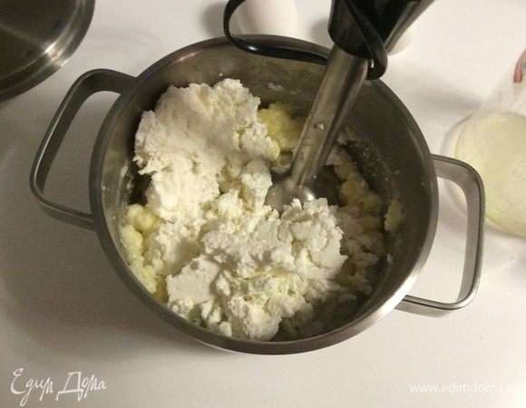 Теперь очередь рикотты. Добавляем и сново тщательно пробиваем блендером до однородности. Я пробивала до такого состояния, что рисинки все же иногда попадались.