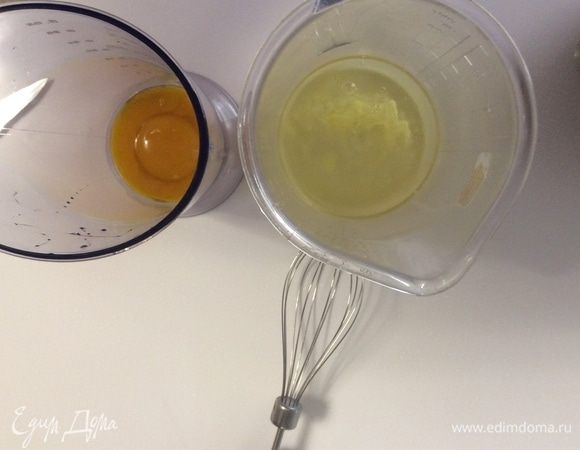 Параллельно готовим шапочку из ананасово-кокосового суфле. Берем два яйца. Вы не забыли, у нас остался еще один неиспользованный белок? Так вот, прямо к нему отправляем белки еще двух яиц, желтки отдельно.