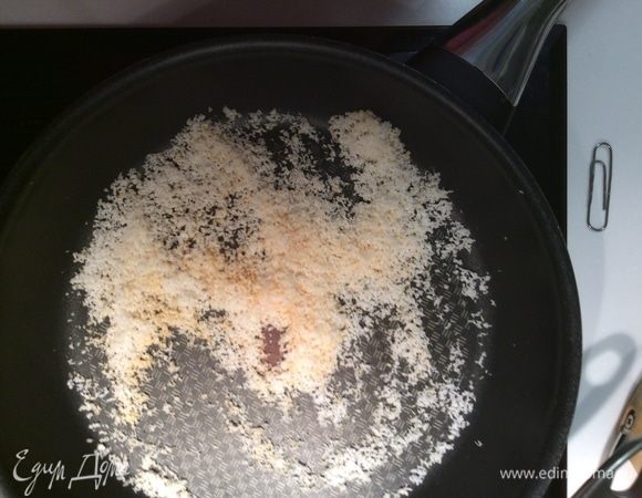 В это время на сухой сковороде подрумяниваем кокосовую стружку и тут же снимаем со сковороды.