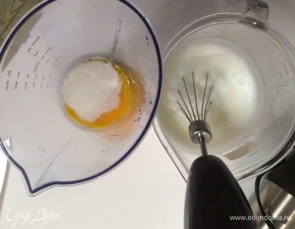Сначала взбиваем белки со щепоткой соли и несколькими каплями лимонного сока в пышную массу. К желткам добавляем сахар и также взбиваем до посветления массы и увеличения ее в объеме.
