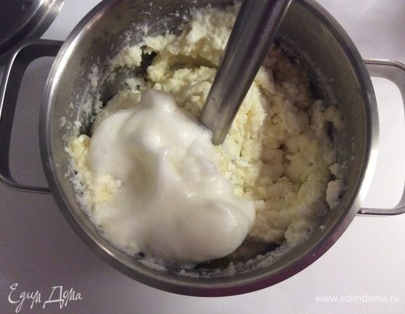 Мысленно делим белковую массу на три части и одну третью часть добавляем в творожно-рисовую массу. Тщательно перемешиваем.